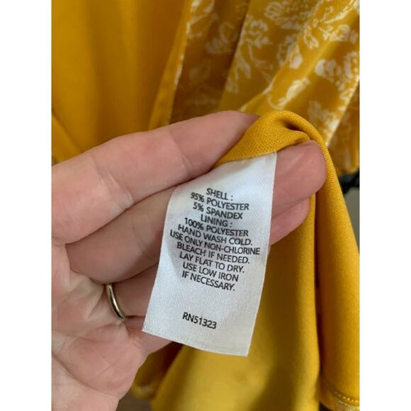 Halogen-Sleeveless-Peplum-Top-Floral-Deep‎ V Neck-Mustard-Yellow-Poly-Women-M - Picture 6 of 6